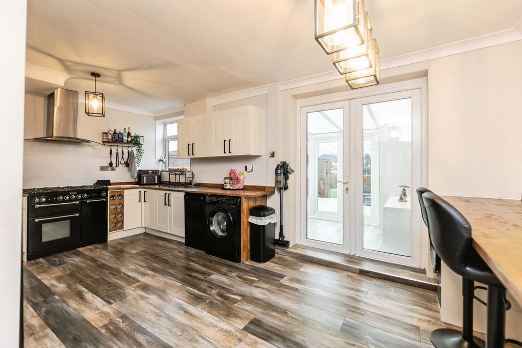 Property photo 3 of 17 Kitchen/Dining Room