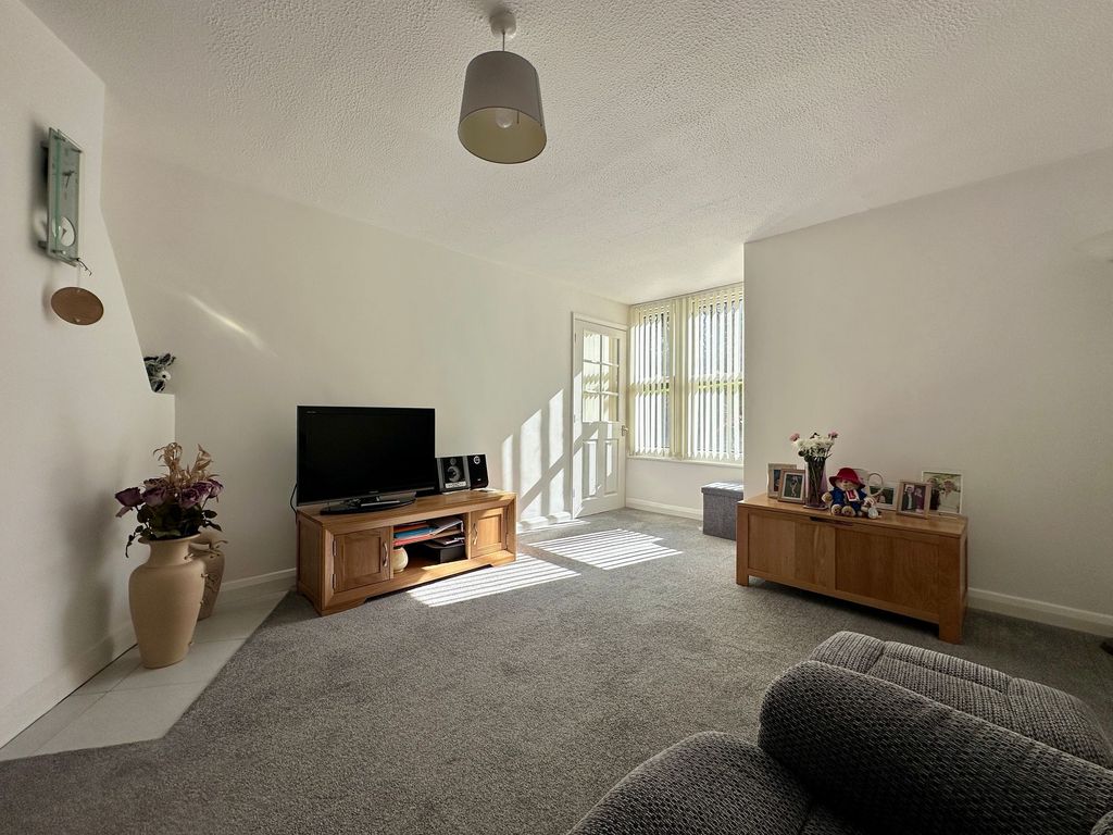 Property photo 3 of 11 Lounge / Diner