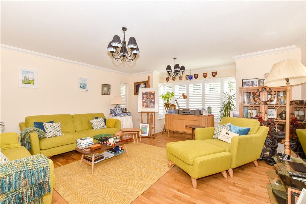 Property photo 3 of 14 Lounge