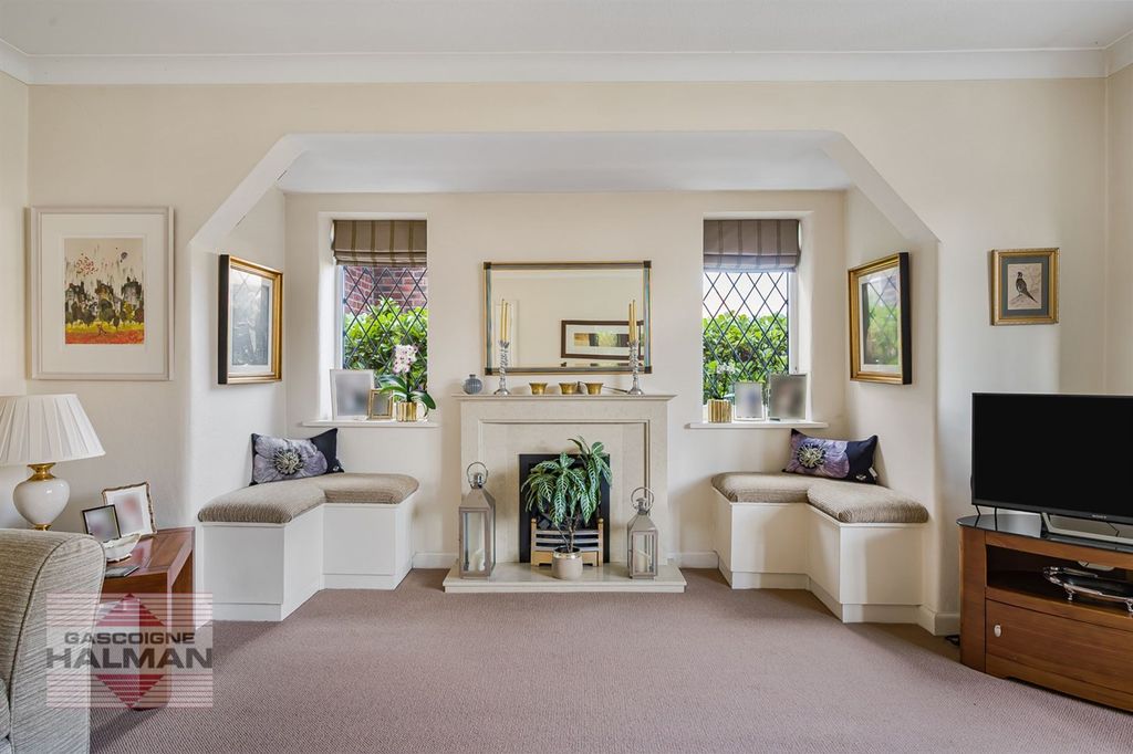 Property photo 2 of 22 Living Room