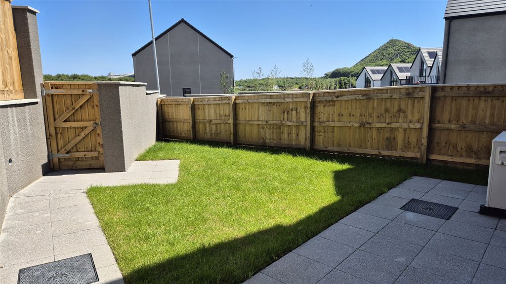 Property photo 2 of 8 Picture No. 12