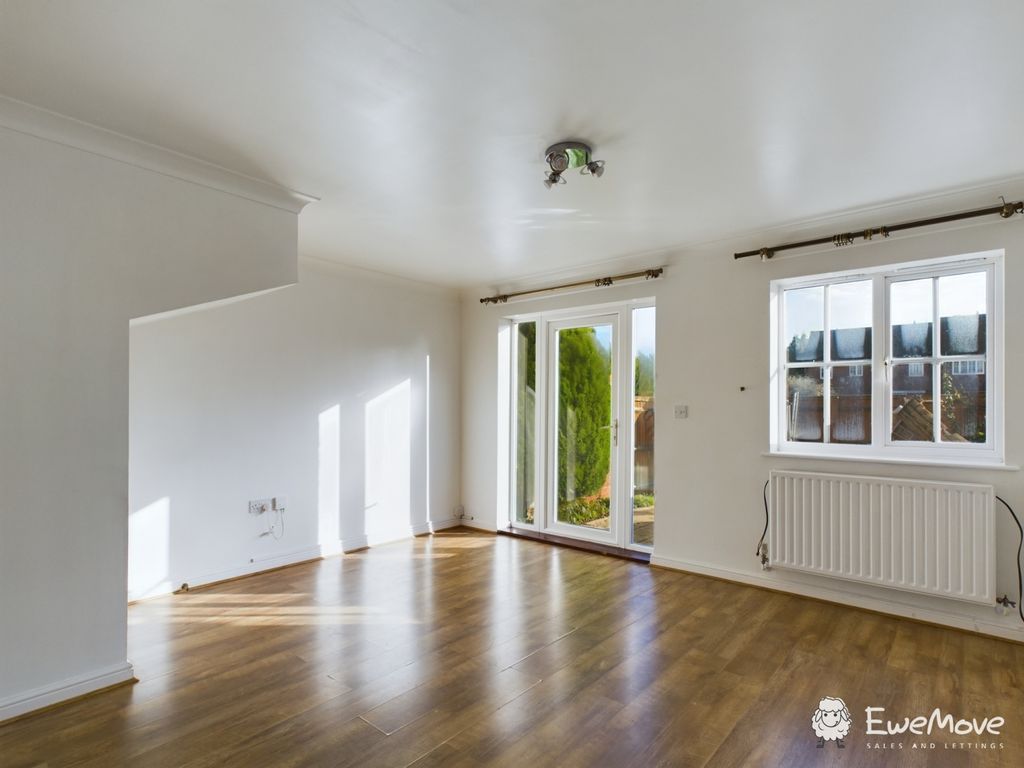 Property photo 3 of 11 Cam02899G0-Pr0042-Still002