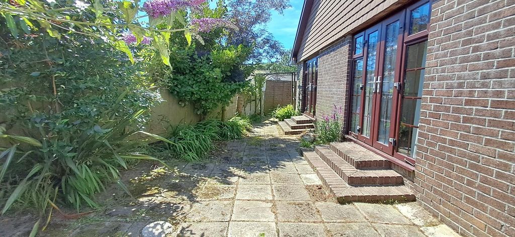 Property photo 2 of 17 Garden New.Jpg