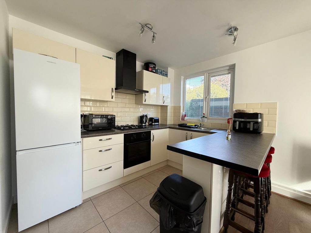 Property photo 3 of 7 Kitchen