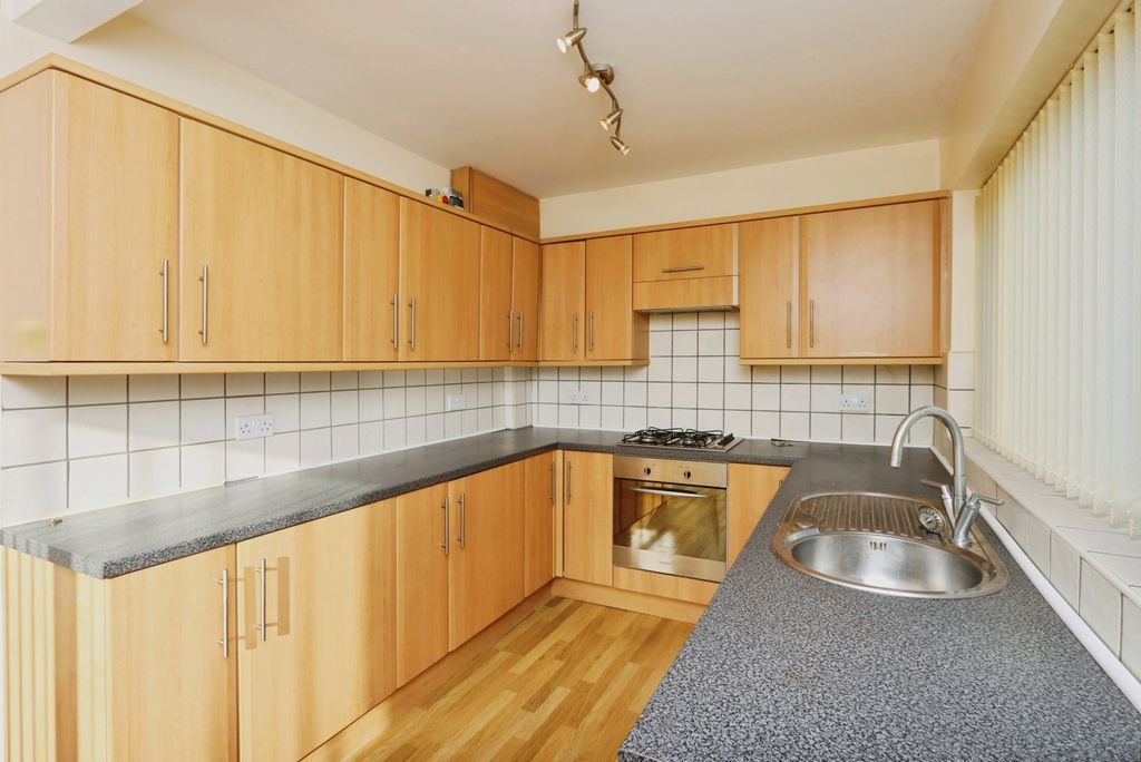 Property photo 3 of 18 Kitchen