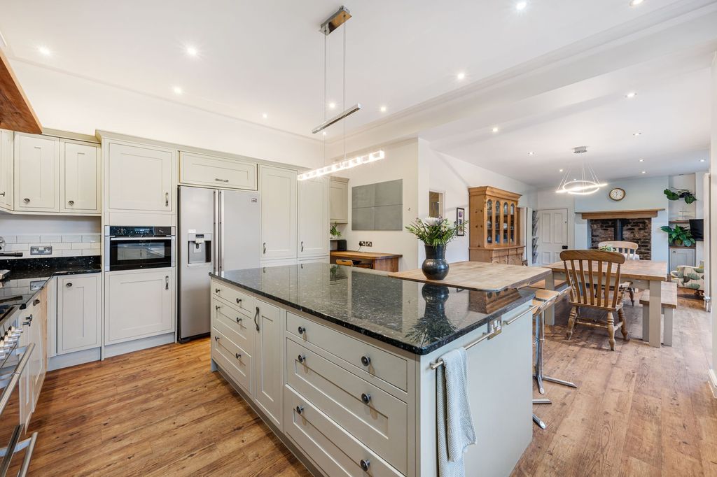 Property photo 3 of 49