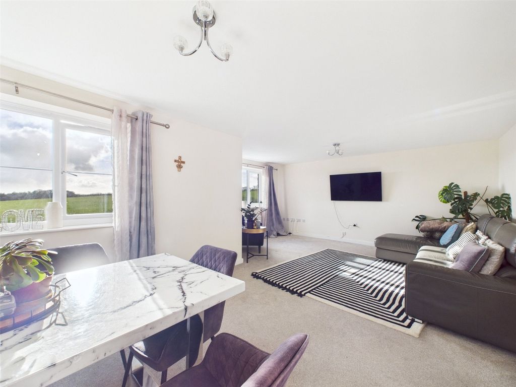 Property photo 3 of 11 Living Space