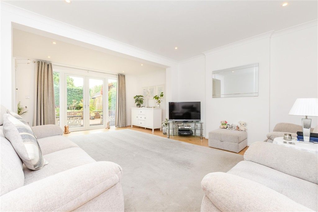 Property photo 1 of 12 Lounge