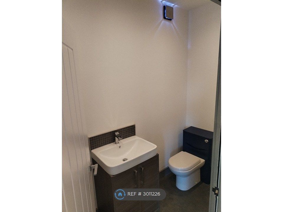 Property photo 3 of 10 Bathroom Wc And Basin