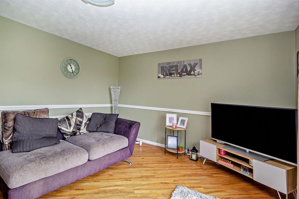 Property photo 3 of 14 8700109-Interior02-800.Jpg