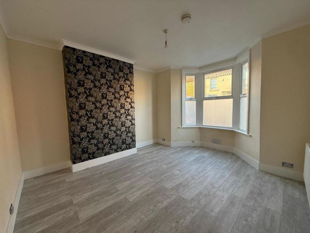 Property photo 2 of 12 Lounge