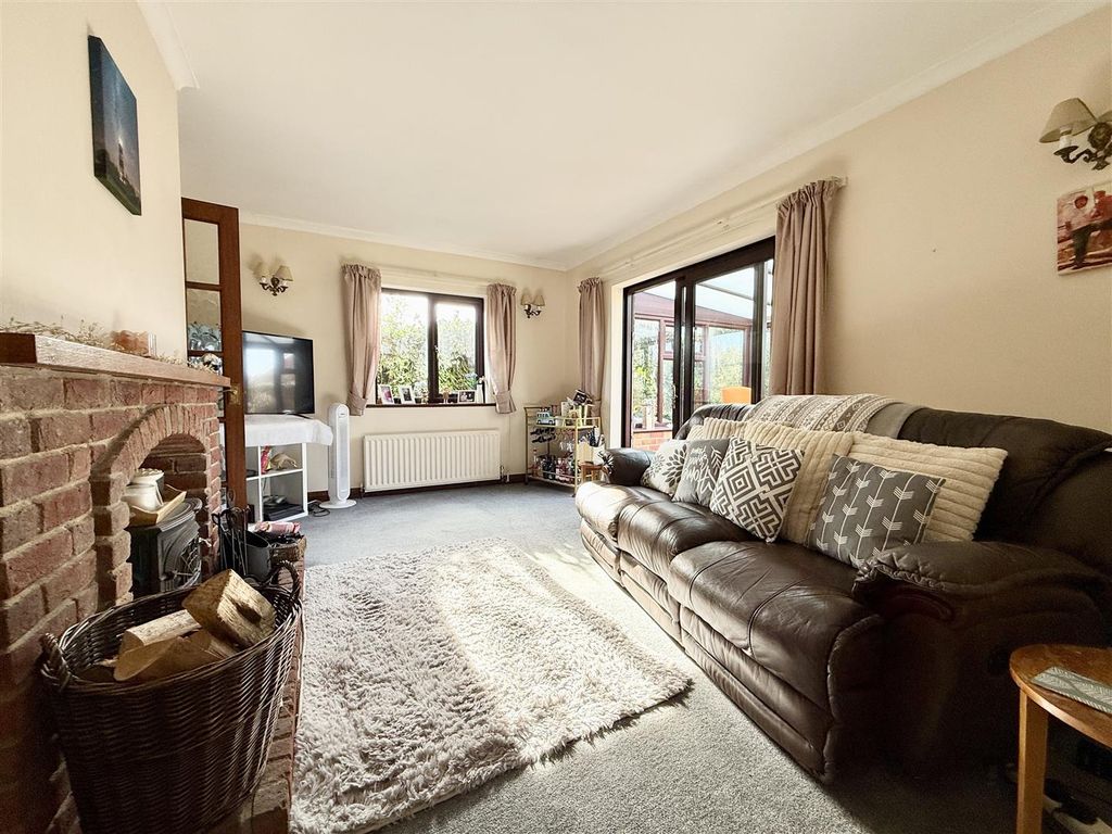 Property photo 2 of 15 Lounge