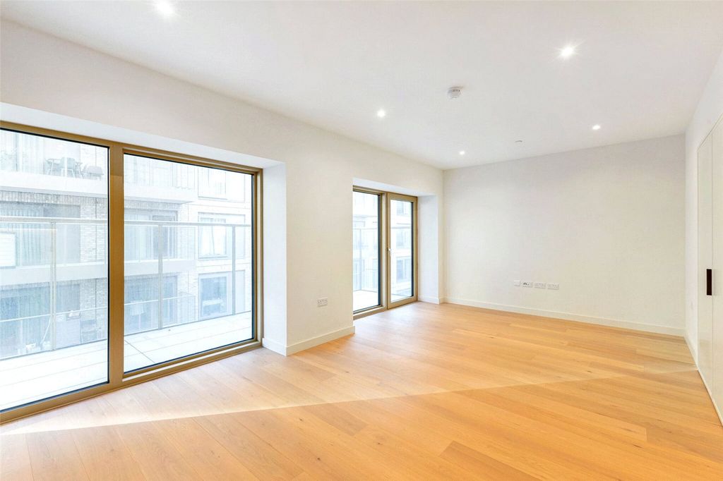 Property photo 3 of 20 Living Room