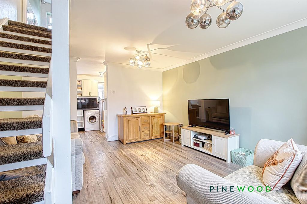 Property photo 3 of 14 Lounge