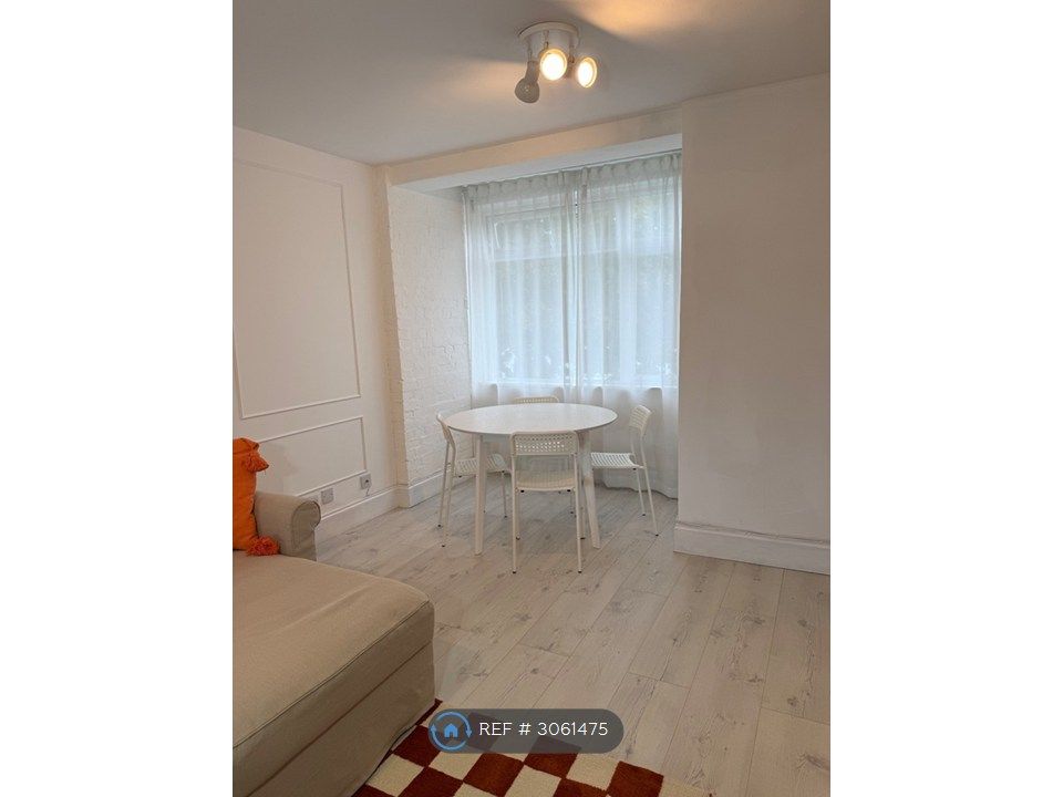 Property photo 3 of 11 Living/ Dining Room