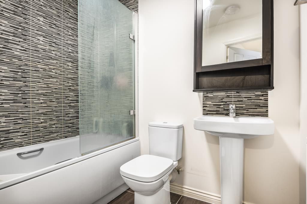 Property photo 3 of 9 Bathroom