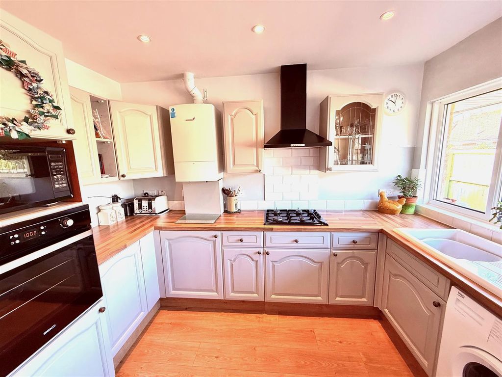 Property photo 3 of 27 Kitchen 1.Jpg