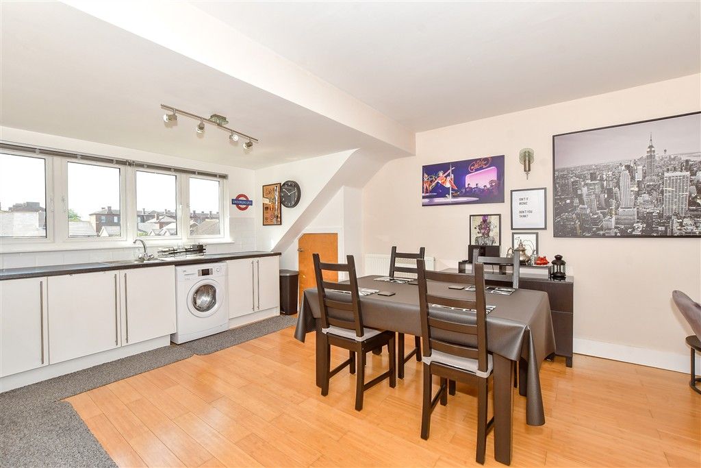 Property photo 3 of 9 Lounge/Kitchen
