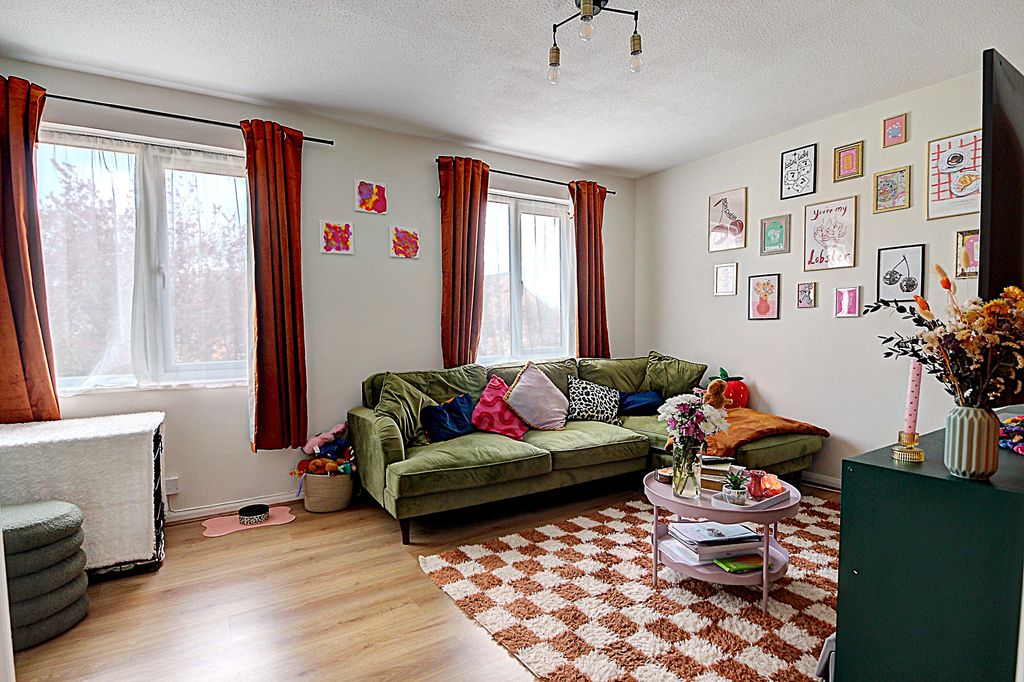 Property photo 2 of 10 Lounge