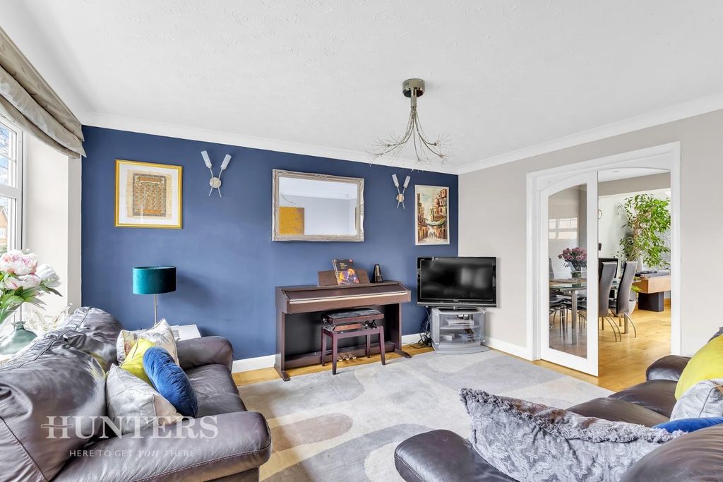 Property photo 2 of 34 Lounge