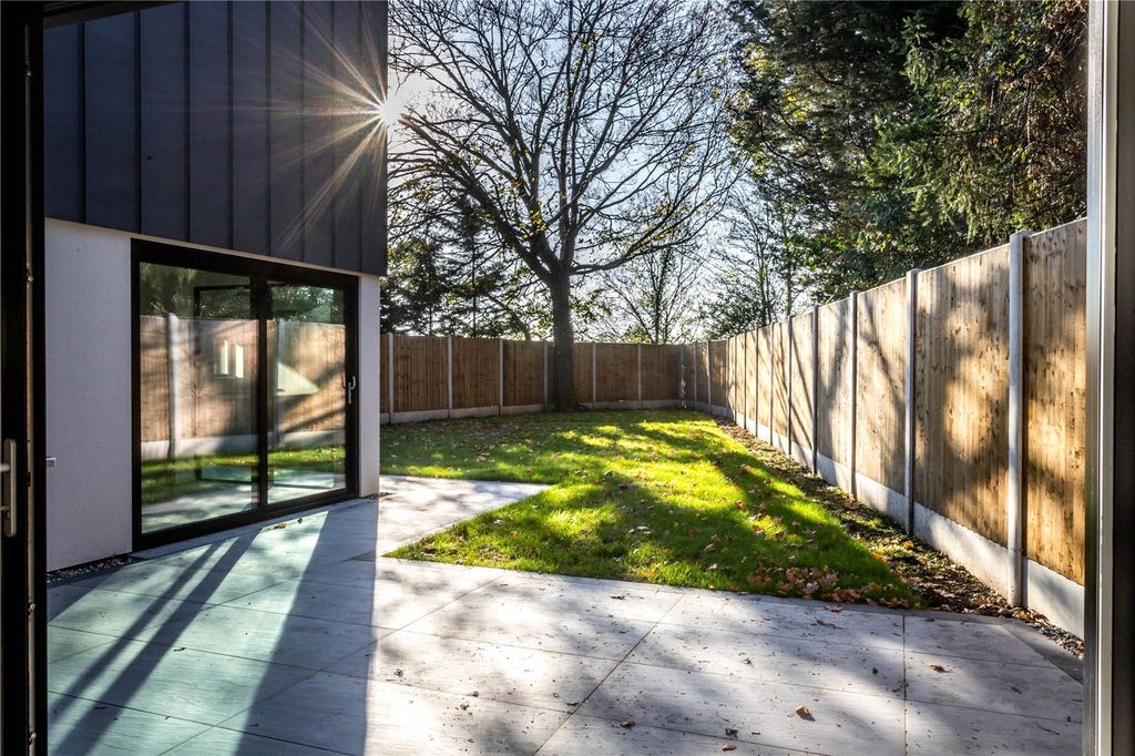 Property photo 2 of 33 House. Partnership