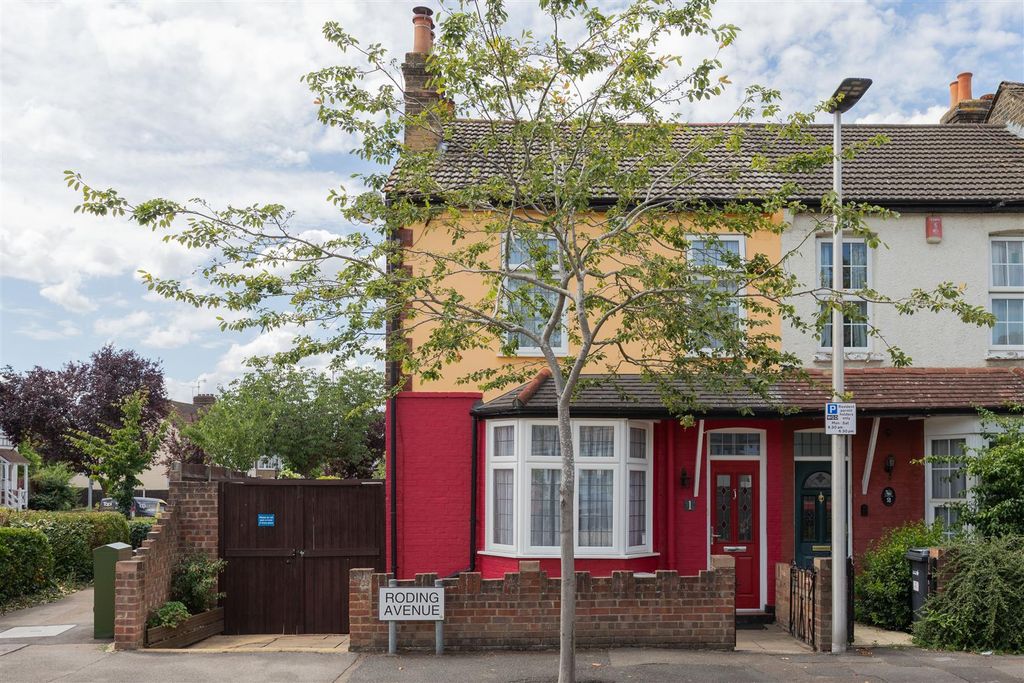 Property photo 1 of 30 Roding Avenue, Ig8