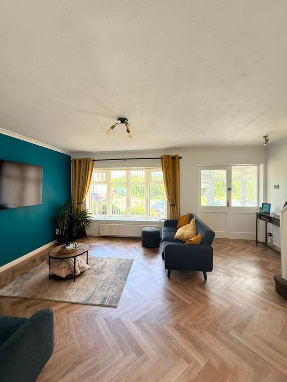 Property photo 3 of 20 E5d3Cf55-B2E1-44E0-869E-cd8E24Ac017F