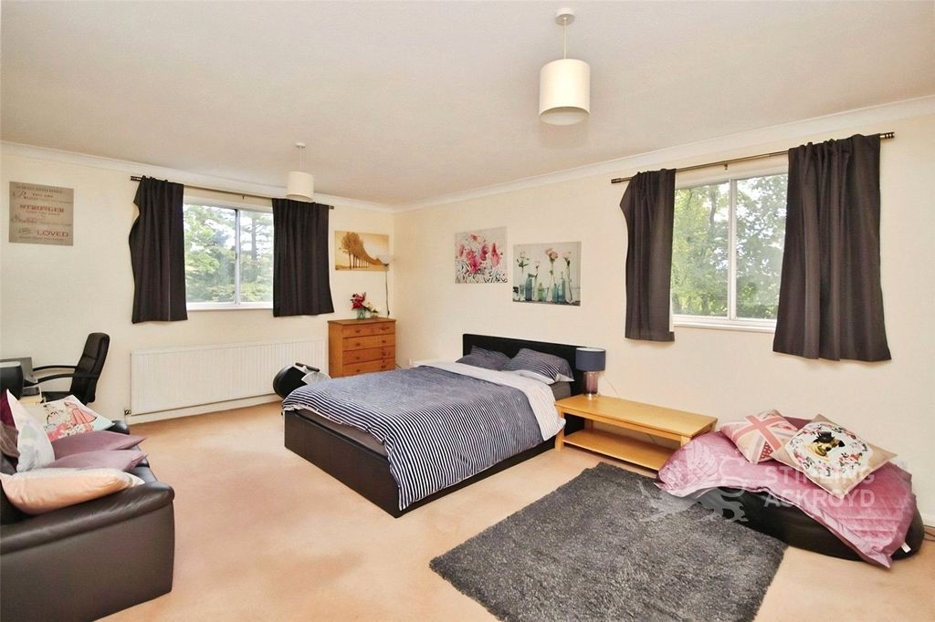 Property photo 3 of 8 Bedroom