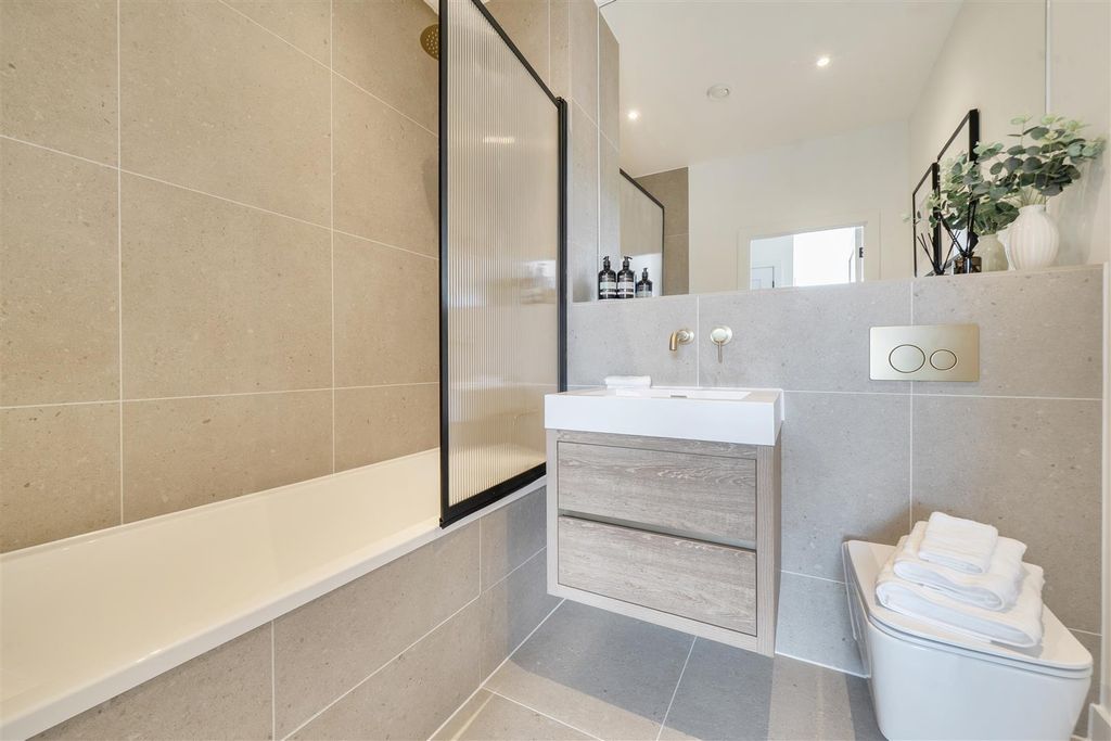Property photo 3 of 14 Bathroom