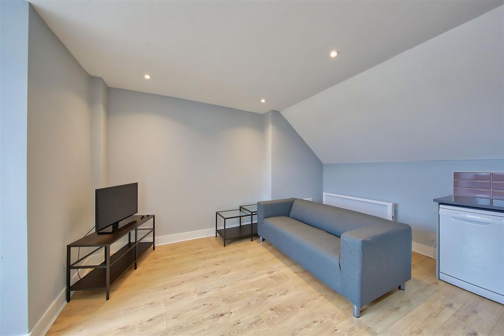 Property photo 2 of 9 55__Magdalen_Road_Image9_16118_4.Jpg