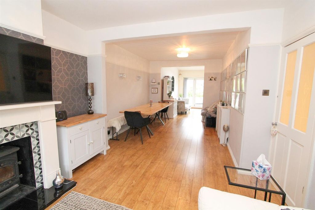 Property photo 2 of 18 Lounge B.Jpg