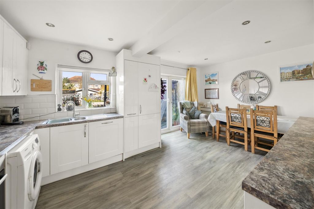 Property photo 2 of 18 Kit 1