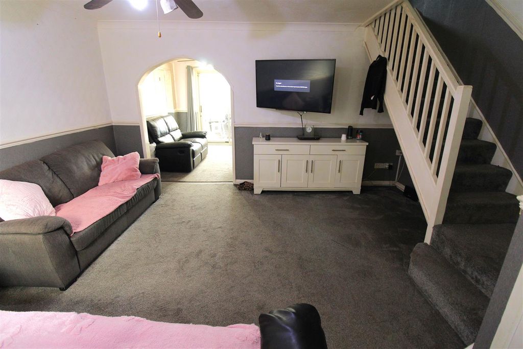 Property photo 2 of 15 Lounge