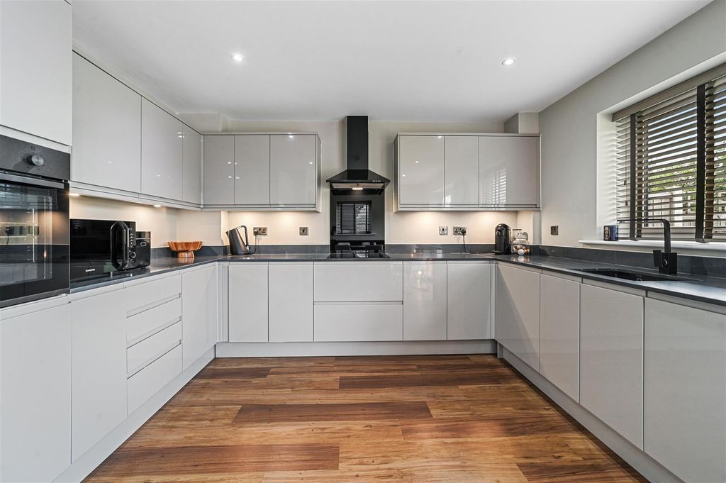 Property photo 2 of 14 Kitchen Dining Room