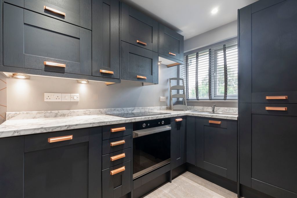 Property photo 1 of 8 120 River Leys-06