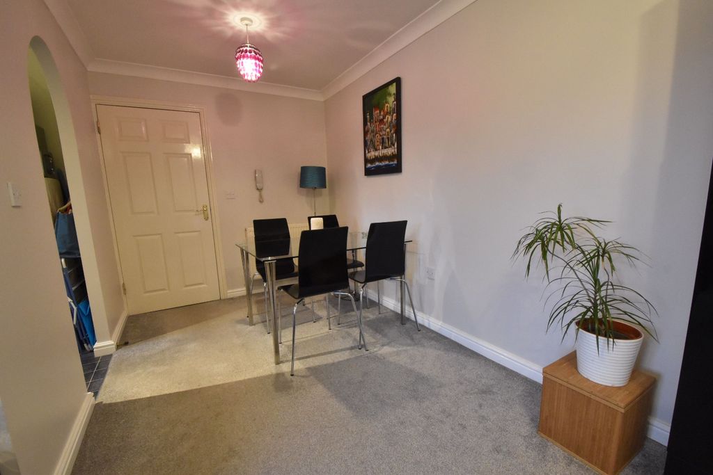 Property photo 3 of 8 4935283