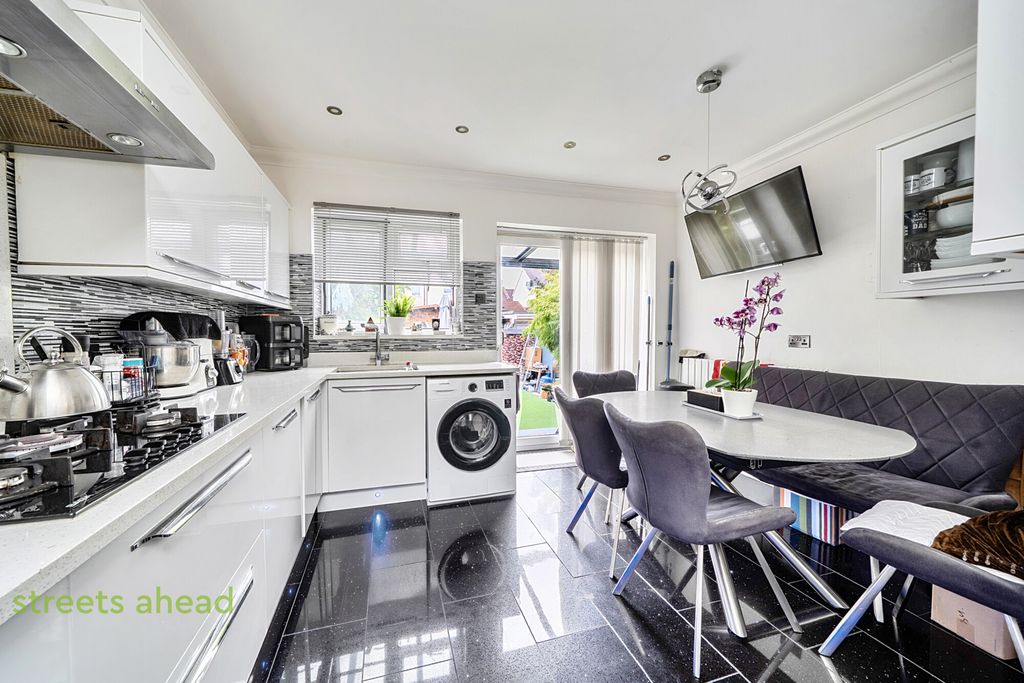 Property photo 3 of 15 42147659-3386-411...