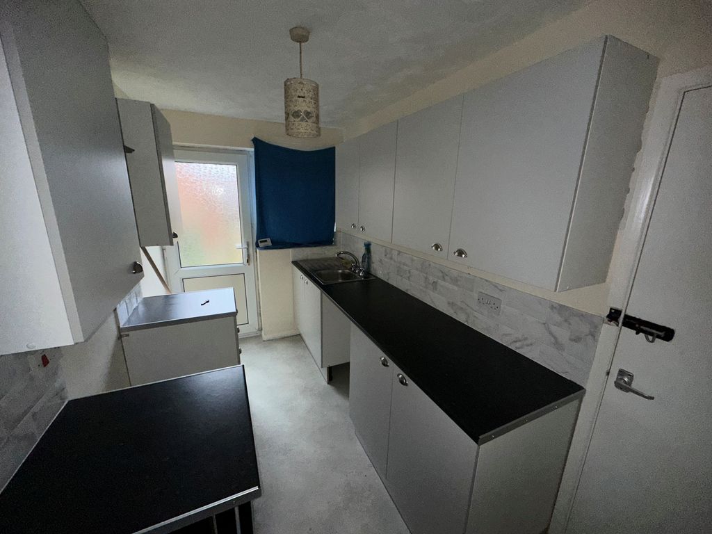 Property photo 2 of 6 Kitchen