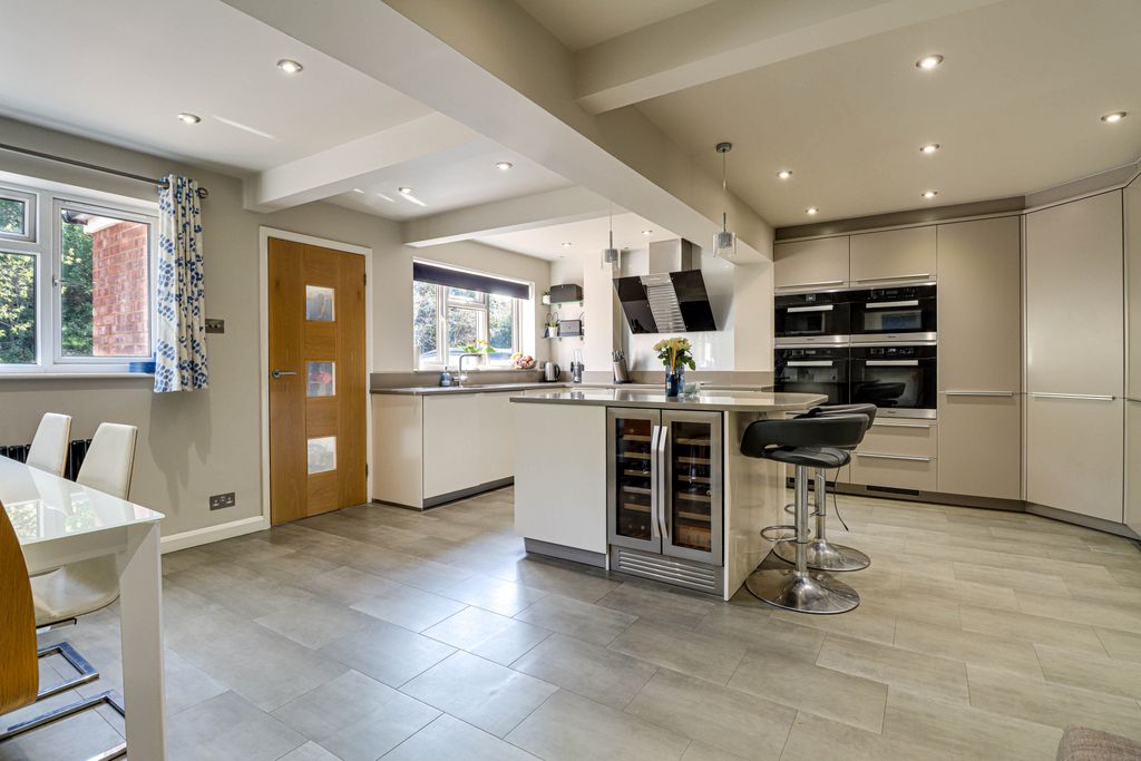 Property photo 3 of 18 Kitchen