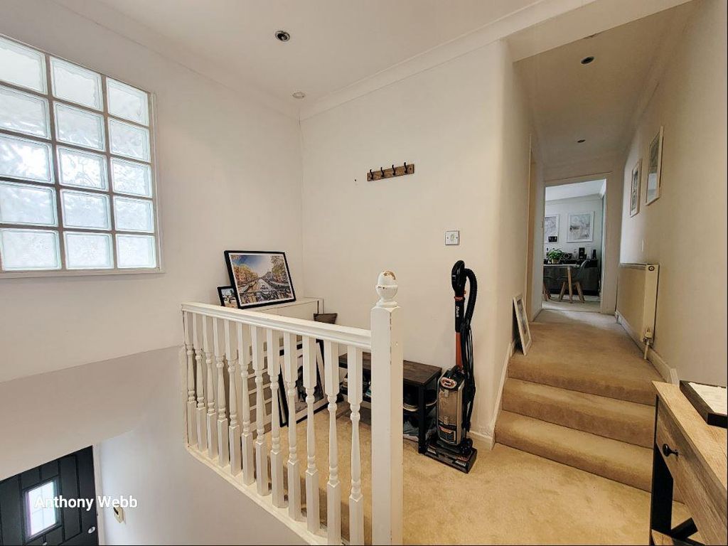 Property photo 3 of 14 Landing