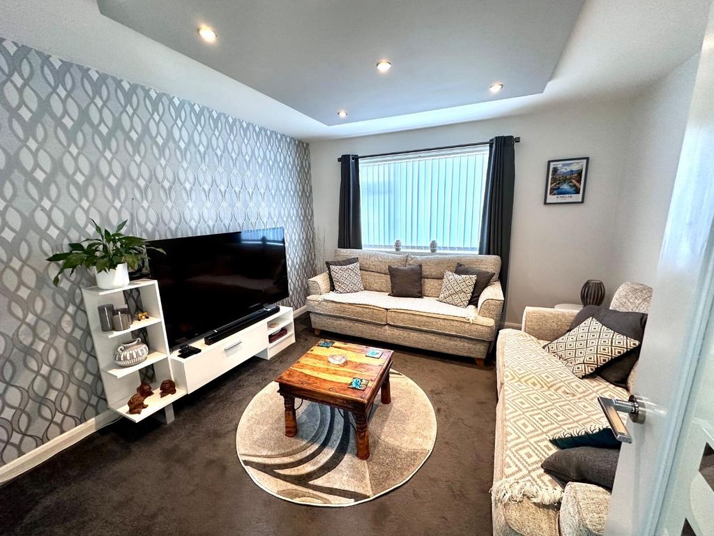 Property photo 3 of 23 Lounge