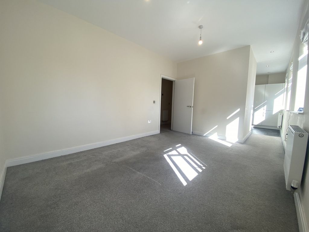 Property photo 3 of 13 Lounge