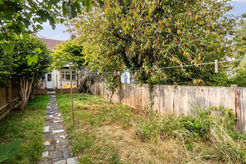 Property photo 2 of 9 Huxley Gardens-12.Jpg