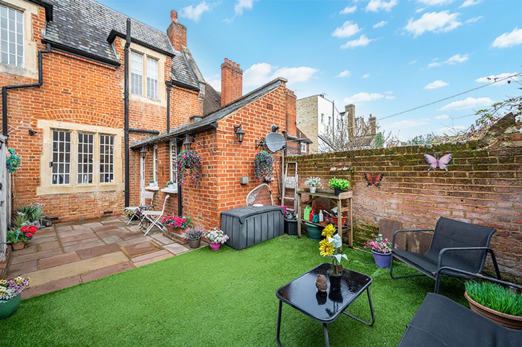 Property photo 1 of 16 Ewell Court Grove, West Street Kt17 1Ux