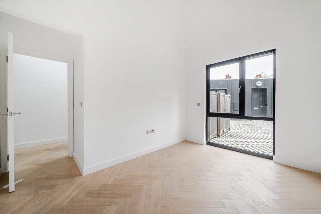 Property photo 1 of 29 Picture No. 06