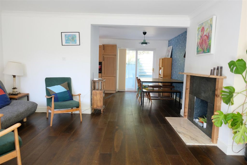 Property photo 3 of 14 Trezise Lounge