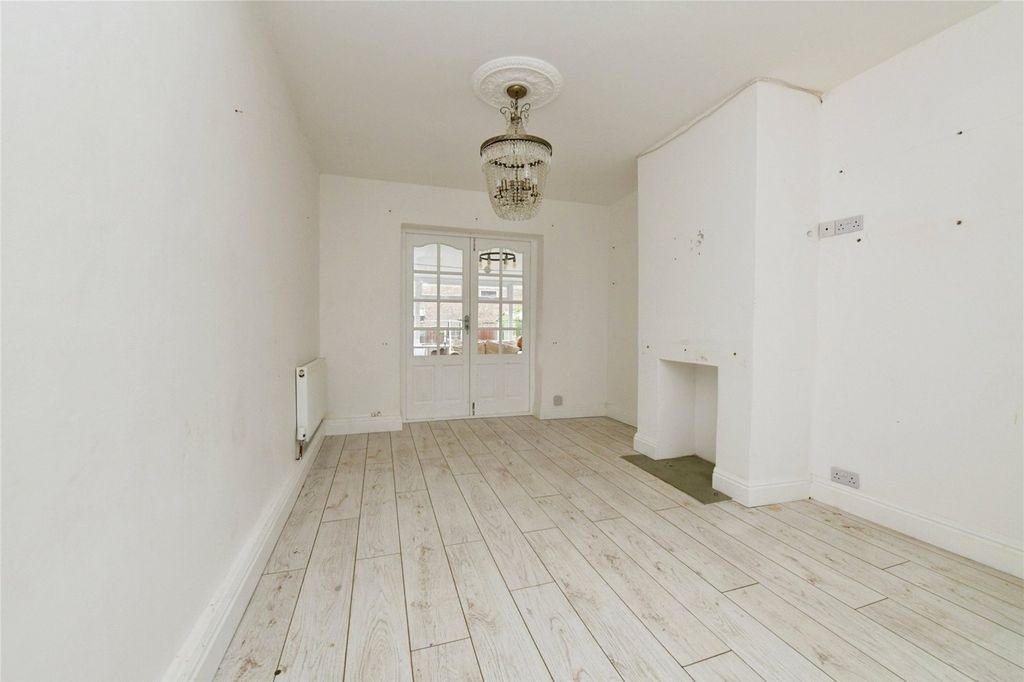 Property photo 2 of 17 Internal