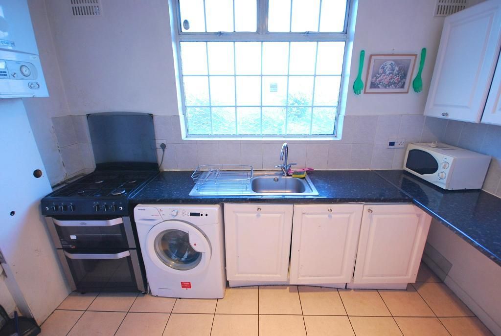 Property photo 3 of 12 Kitchen