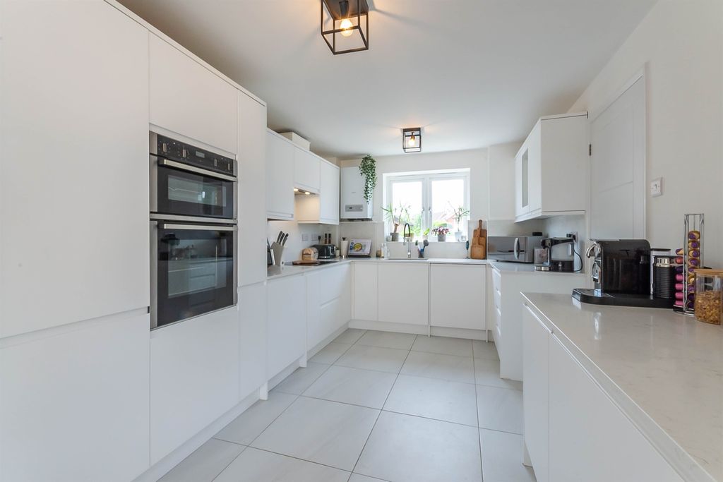 Property photo 3 of 19 Kitchen