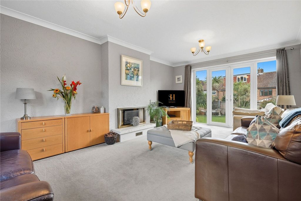 Property photo 1 of 18 Lounge